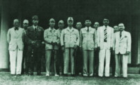 Sukarno postiert in Ujung Pandang
                    neben japanischen Vertetern des milit�rischen und
                    zivilen Bereichs, April 1945.