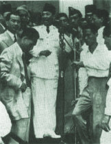 Indonesien: Sukarno:
                      Verk�ndung der Unabh�ngigkeit am 17. August 1945 ;
                      Indonesia ; Unabh�ngigkeitserkl�rung declaration
                      of independence
