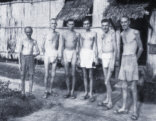 Holl�ndische Gefangene kurz nach der
                  Entlassung aus japanischen Konzentrationslagern,
                  1945.