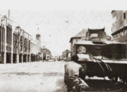 Ein britischer Soldat schiesst
                in Surabaya gegen Heckensch�tzen, November 1945.