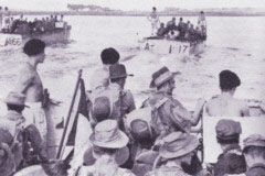 Holl�ndische Landung mit Seefahrzeugen am
                          Strand von Sanur, Bali, M�rz 1946.