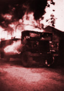 Holl�ndisches Fahrzeug in Flammen nach einem
                  Guerilla-Hinterhalt in Puncak, April 1947.