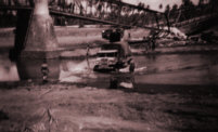 Ein holl�ndisches Fahrzeug durchf�hrt
                  auf Java einen Fluss, weil die Br�cke von
                  indonesischen Truppen bombardiert wurde.