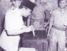 Indonesien 1955: Sukarno bei der Stimmabgabe
                      ; Indonesia