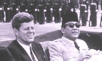 Indonesien: Sukarno und
                Kennedy im offenen Auto in den "USA" ;
                Indonesia, Vereinigte Staaten, USA, United States, Etats
                Unies, Estados Unidos, Amerika America