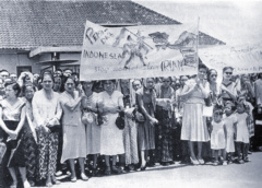 Indonesien, Bali:
                Frauendemonstration f�r den Anschluss von West-Irian,
                West-Neu-Guinea, an Indonesien 1963 ; Indonesia New
                Guinee