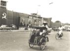 Strassenszene in Jakarta 1965 mit PKI-Plakaten
                    zum 45-Jahre-Jubil�um