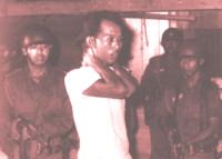 Indonesien: Verd�chtiger Kommunist im Verh�r
                    durch Soldaten, Ende 1965 ; Indonesia, PKI ,
                    Putschversuch , Kommunismus communism communisme
                    communismo