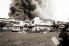 Die Ausschreitungen in Jakarta und Surakarta um
                    den 14. bis 15. Mai 1998, es brennen H�user