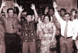 Indonesien : Sri Sultan
                    Hamengkubuwono X., Abdurrahman Wahid, Megawati
                    Sukarnoputri, Amien Rais ; Indodnesia