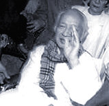 Indonesia : der alte, schwache und
                    angeblich verbl�dete Suharto bei der Entlassung aus
                    dem Spital, August 1999 ; Indonesia