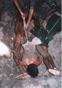 Folter auf Ost-Timor
                          08, Foltertote im Grab 02