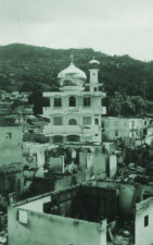 Ein zerst�rtes muslimisches Quartier
                    in Ambon, 1999.