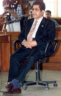 Indonesien: Abilio Soares,
                  der Befehlshaber im kolonialen Stil in Ost-Timor vor
                  Gericht ; East Timor, Indonesia