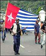 Unabh�ngigkeits-Demonstration auf West-Papua
                  (Irian Jaya) mit Unabh�ngigkeits-Flagge, Jahr 2000