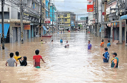 Absichtlich provozierte Überschwemmung in
Prachinburi im September 2013, Ost-Thailand, um
Bangkok von Überschwemmungen
"freizuhalten" Absichtlich
provozierte Überschwemmung in Prachinburi im
September 2013, Ost-Thailand, um Bangkok von
Überschwemmungen "freizuhalten"