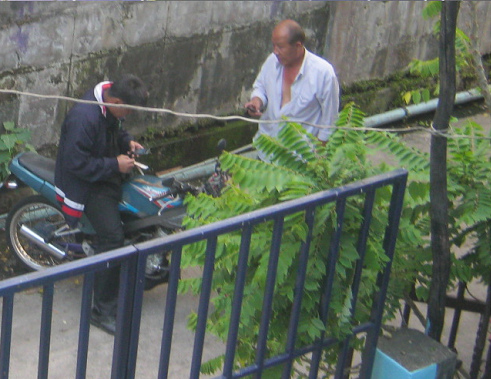Der
                          Bier-Whisky-Security-Kommander Uinai mit einem
                          "Wchter", Pattaya