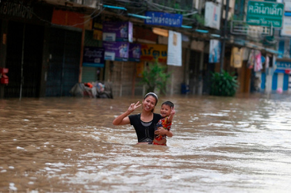 Absichtlich
                      provozierte berschwemmungen in Kabinburi in
                      Ost-Thailand, Mutter mit Kind im September 2013,
                      um Bangkok vor berschwemmungen
                      "freizuhalten"
