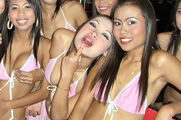 ผู้หญิงไทยที่รออยู่ที่บาร์สำหรับลูกค้า