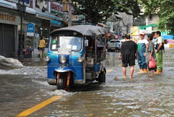 รถแท็กซี่น้อยในน้ำท่วมกรุงเทพฯ