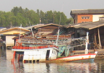 Gesunkenes Fischerbot in Süd-Thailand im Hafen von
Wat Pak Nam 02 Gesunkenes
Fischerbot in Süd-Thailand im Hafen von Wat Pak Nam 02