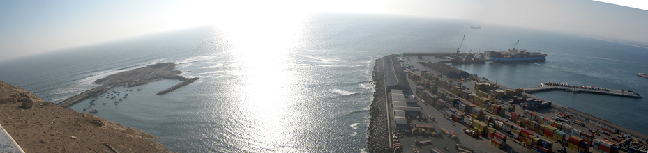 Der Jachthafen und der Containerhafen von Arica in
Chile, Panoramafoto. Wissen die Thais nicht, wie man Häfen
mit Hafenmolen schützt? Der Jachthafen und der
Containerhafen von Arica in Chile, Panoramafoto. Wissen
die Thais nicht, wie man Häfen mit Hafenmolen schützt?