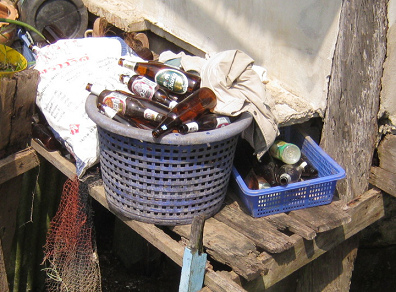 Bierflaschen im Fischerdorf in Süd-Thailand Bierflaschen im Fischerdorf in Süd-Thailand