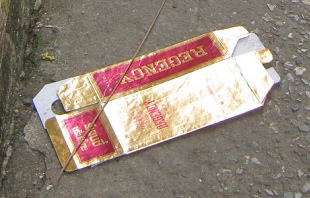 Whisky-Verpackung im Fischerdorf in
                    Süd-Thailand am Sonntagmorgen Whisky-Verpackung im Fischerdorf in
                    Süd-Thailand am Sonntagmorgen