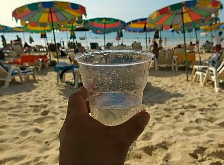Wodka am Patong-Beach in Thailand Wodka am Patong-Beach in
                    Thailand