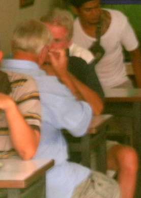 Zwei
                              kriminelle, schweizer Spione unterhalten
                              sich im Stamm-Restaurant des Historikers
                              an der 3d Road, sie unterhalten sich auf
                              Zürichdeutsch über das, was der Historiker
                              am Computer gerade tut (Foto 2), 5. Juni
                              2013 - wieso wissen die das? Zwei kriminelle,
                              schweizer Spione unterhalten sich im
                              Stamm-Restaurant des Historikers an der 3d
                              Road, sie unterhalten sich auf
                              Zürichdeutsch über das, was der Historiker
                              am Computer gerade tut (Foto 2), 5. Juni
                              2013 - wieso wissen die das?