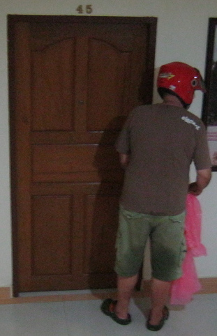 Dieser
                            Whisky-Schweizer-Spion im Hotel Maple
                            Mansion liess immer seinen roten Helm auf,
                            um nicht erkannt zu werden, 30. September
                            2013, Nahaufnahme Dieser
                            Whisky-Schweizer-Spion im Hotel Maple
                            Mansion liess immer seinen roten Helm auf,
                            um nicht erkannt zu werden, 30. September
                            2013, Nahaufnahme