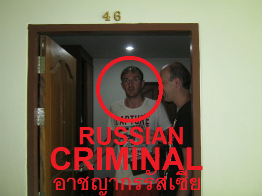Der
                            eingezeichnete, russische Spion aus Georgien
                            im Hotel Maple Mansion im Zimmer 46 war
                            nicht nur mit mehrfachem Hitler-Gruss
                            aufgefallen, sondern er drang auch in andere
                            Zimmer ein und demolierte zum Teil auch
                            Mobiliar oder versuchte es zumindest, hier
                            am 9. Oktober 2013 Der
                            eingezeichnete, russische Spion aus Georgien
                            im Hotel Maple Mansion im Zimmer 46 war
                            nicht nur mit mehrfachem Hitler-Gruss
                            aufgefallen, sondern er drang auch in andere
                            Zimmer ein und demolierte zum Teil auch
                            Mobiliar oder versuchte es zumindest, hier
                            am 9. Oktober 2013