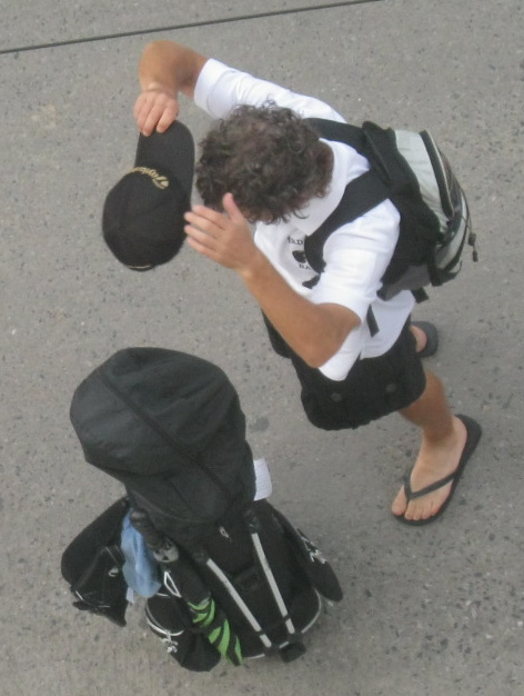 Spion mit
                            "Surfbrett" 03 ordnet seine
                            gelockten Haare, nun mit dem Kappenschirm
                            rückwärts Spion mit "Surfbrett" 03
                            ordnet seine gelockten Haare, nun mit dem
                            Kappenschirm rückwärts