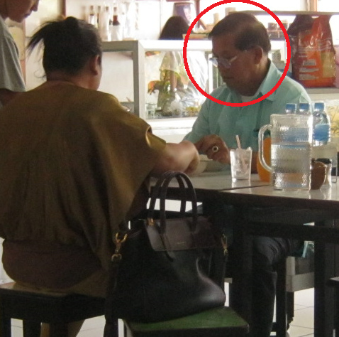 Whisky-Thai-Mafiaboss mit
                            Whisky-Thai-Frau im Stammrestaurant des
                            Historikers an der 3d Road, Nahaufnahme Whisky-Thai-Mafiaboss
                            mit Whisky-Thai-Frau im Stammrestaurant des
                            Historikers an der 3d Road, Nahaufnahme