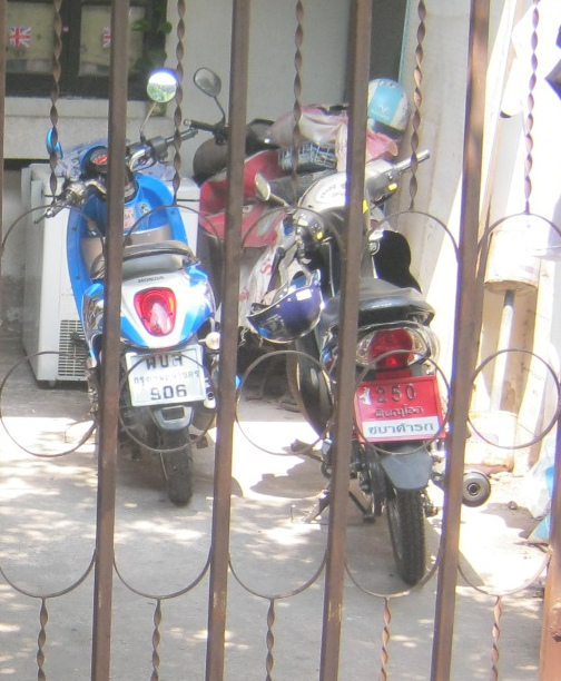 Die
                            Motorroller der Whisky-Thai-Security mit den
                            Nummernschildern 906 und 850 Die Motorroller der
                            Whisky-Thai-Security mit den
                            Nummernschildern 906 und 850