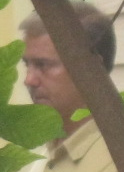 Ein
                            krimineller schweizer oder deutscher Spion
                            hat sich hinter dem Baum postiert,
                            22.3.2014, Portrait Ein krimineller schweizer oder
                            deutscher Spion hat sich hinter dem Baum
                            postiert, 22.3.2014, Portrait