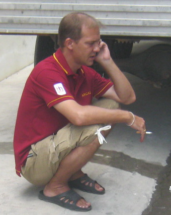 Schweizer oder deutscher Spion auf
                            der Strasse mit Handy versteckt sich
                            rauchend hinter einem Lastwagen, 29.3.2014 Schweizer oder deutscher Spion auf der
                            Strasse mit Handy versteckt sich rauchend
                            hinter einem Lastwagen, 29.3.2014