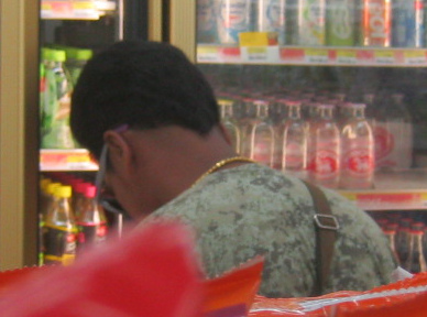 Der Whisky-Thai-Spion beim
                                Kinderheim im 7/11 Der
                                Whisky-Thai-Spion beim Kinderheim im
                                7/11