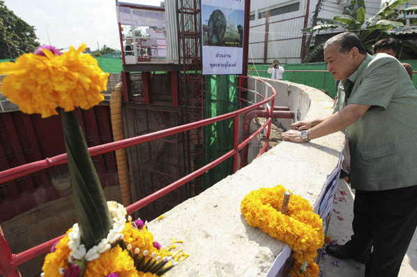 Der Zugang zum
zweiten Entwässerungstunnel in Bangkok - Gouverneur
Sukhumbhand Paribatra schaltet einen Knopf für die
Bohrmaschine ein - 7.11.2014 Der Zugang zum zweiten
Entwässerungstunnel in Bangkok - Gouverneur
Sukhumbhand Paribatra schaltet einen Knopf für die
Bohrmaschine ein - 7.11.2014