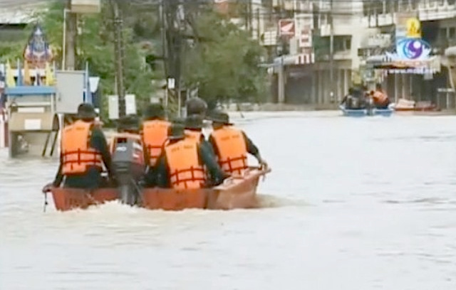 �berschwemmungen mit Boot in
                  Thailand auf dem Land, September 2013