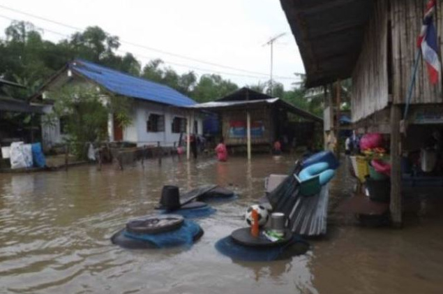 �berschwemmung in Pratchaburi
                in Angthong in Muang, bis zu 80cm