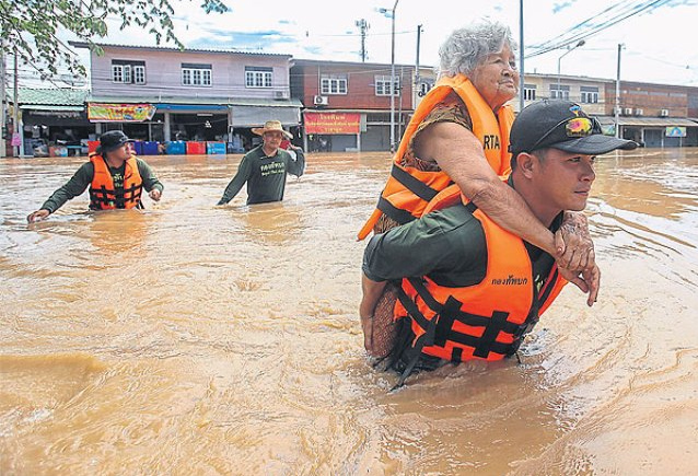 In Sukhothai sind Soldaten
                  im Einsatz und retten Bewohner aus ihren �berfluteten
                  H�usern - Meldung vom 6.9.2014
