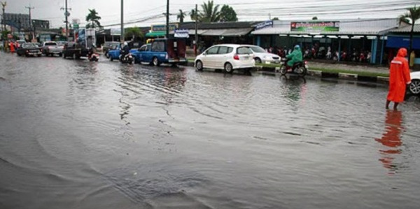 �berschwemmte Autobahn in Trat
                Iahm in Ost-Thailand