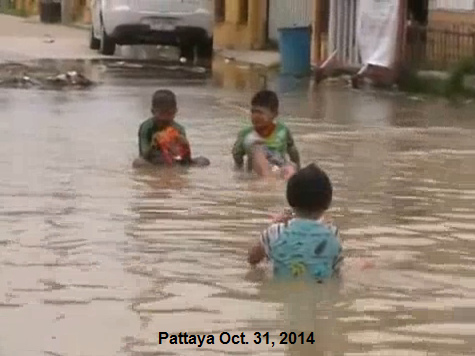 �berschwemmtes Pattaya am 31.10.2014: Kinder
                spielen im Hochwasser