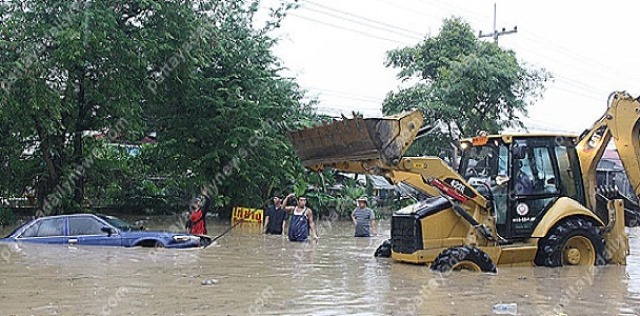 Sattahip (Thailand): Ein Bagger zieht ein
                        Auto aus einer �berschwemmung, 31. Oktober 2014