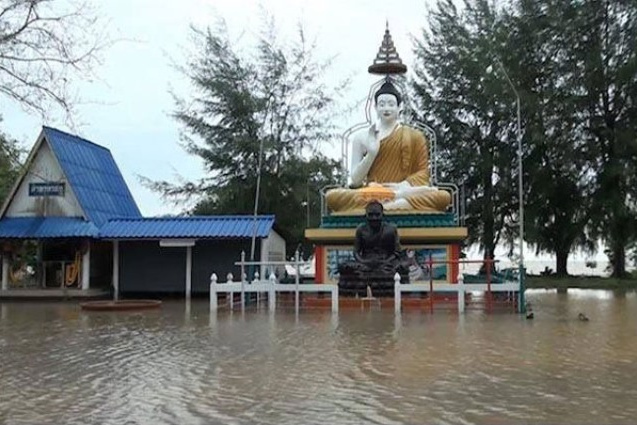 S�dthailand, �berschwemmter
                Buddha-Tempel, 27.12.2014