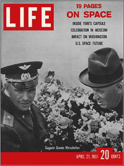 Portada del
                        peridico "Life" del 21/04/1961 con
                        Gagarin y Jrushchov en la Plaza Roja. Life
                        pregunta si los "EUA" tienen
                        respuestas.