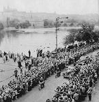 El convoy de triunfo de Gagarin en Praga,
                        foto area