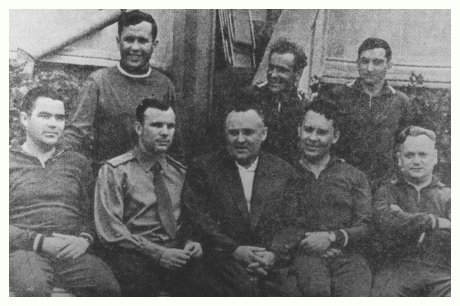 La foto manipulada
de Sochi del mayo 1961 a partir del 1962 apr.:
Falta un cosmonauta al fondo, Grigori Grigorievich
Neliubof. La foto
manipulada de Sochi del mayo 1961 a partir del
1962 apr.: Falta un cosmonauta al fondo, Grigori
Grigorievich Neliubof.