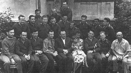 Foto de grupos de los
cosmonautas de la "Unión Soviética" en
Sochi 1961, grupo grande. La foto existe en
versiones hasta menos 6 cosmonautas. Foto
de grupos de los cosmonautas de la "Unión
Soviética" en Sochi 1961, grupo grande. La
foto existe en versiones hasta menos 6
cosmonautas.